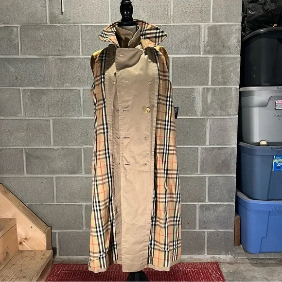 Burberry trench coat. - Picture 9 of 15